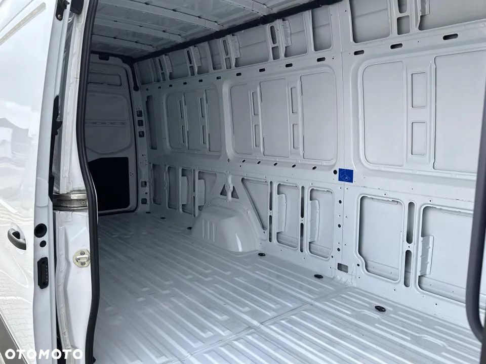 Mercedes-Benz Sprinter - 13