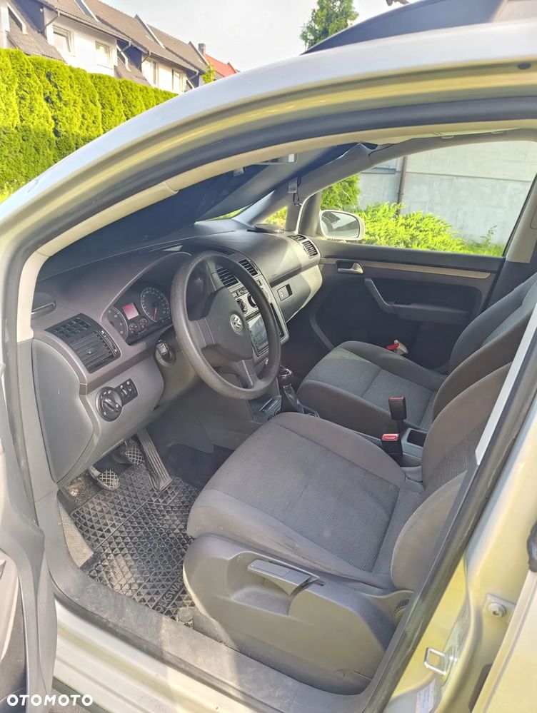 Volkswagen Touran - 11