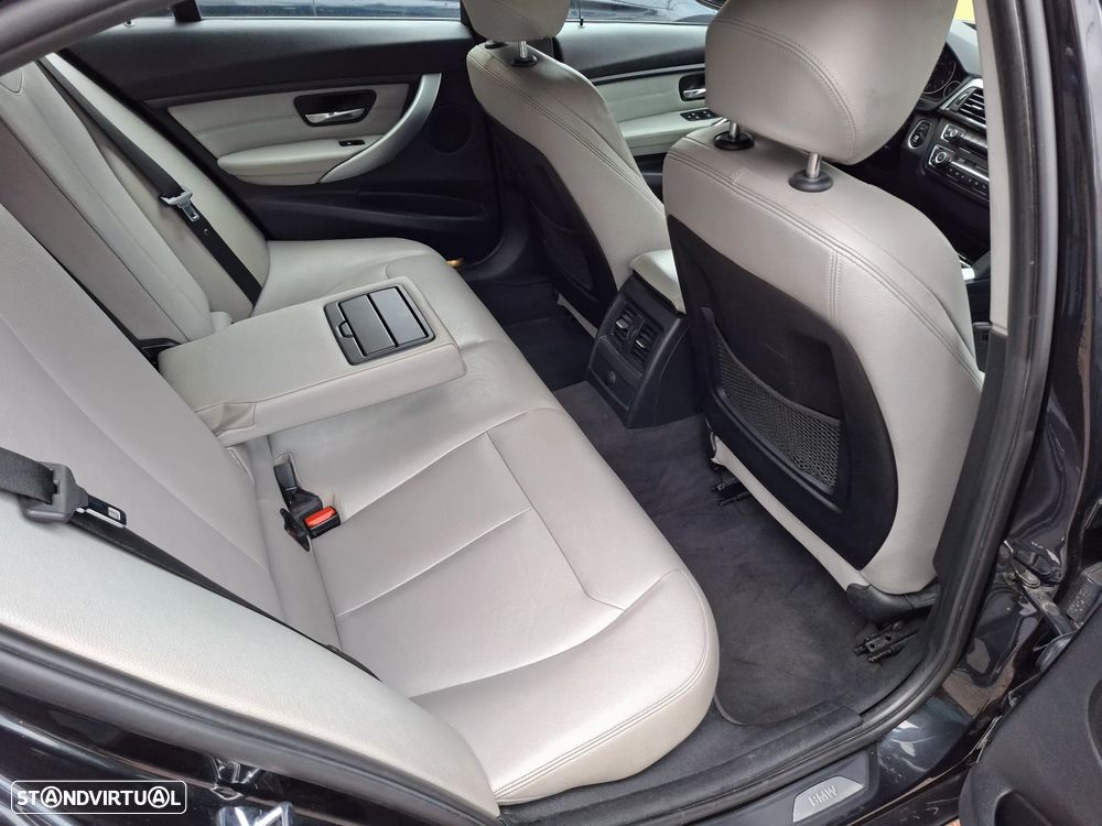 BMW 320 d Aut. Blue Performance Sport Line - 24