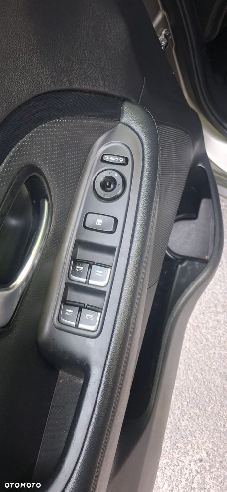 Kia Carens 1.7 CRDi 141 ISG UEFA EURO 2016 - 25