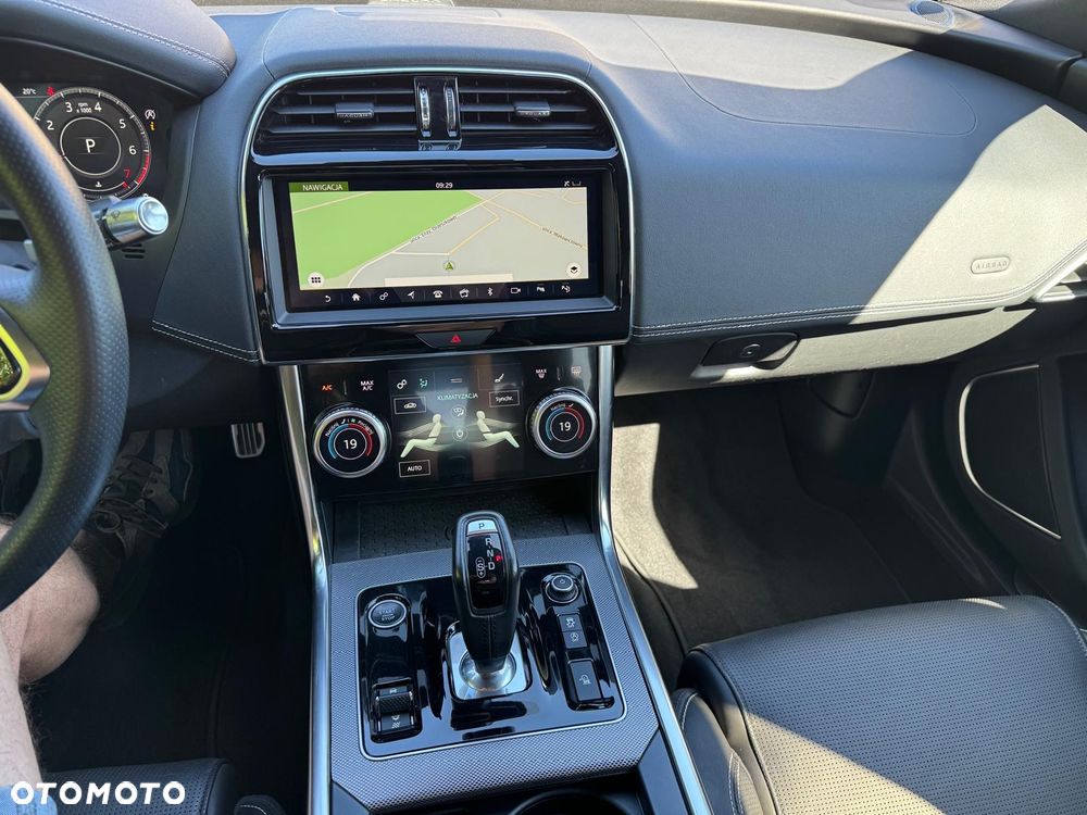 Jaguar XE P250 R-Dynamic HSE - 22