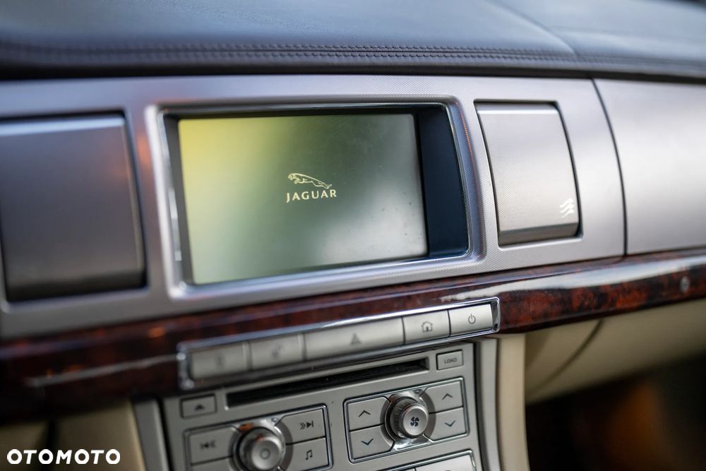 Jaguar XF 2.7 V6 D Premium Luxury - 31