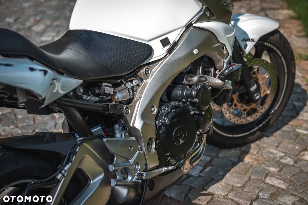 Suzuki GSR - 8