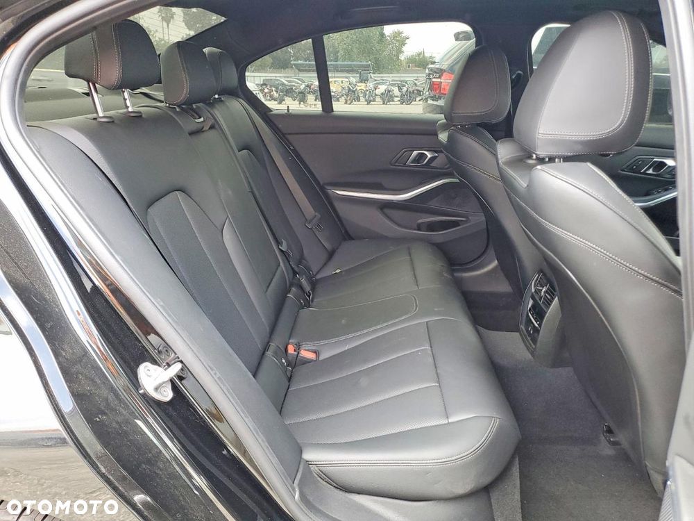 BMW Seria 3 330i Edition M Sport Shadow - 11