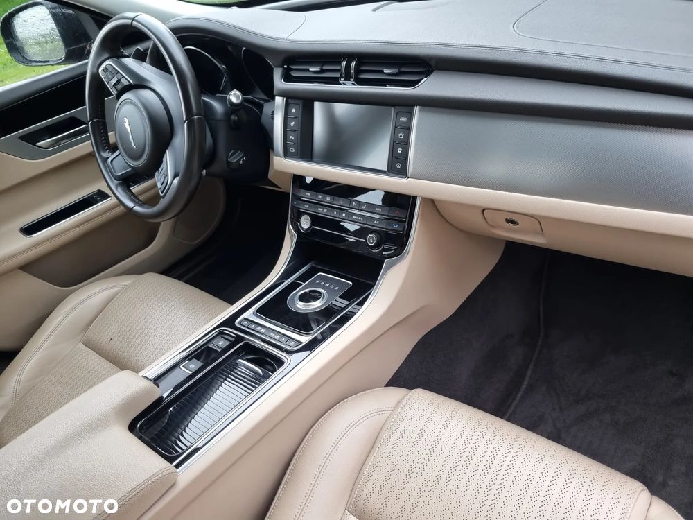 Jaguar XF 30d Prestige - 6