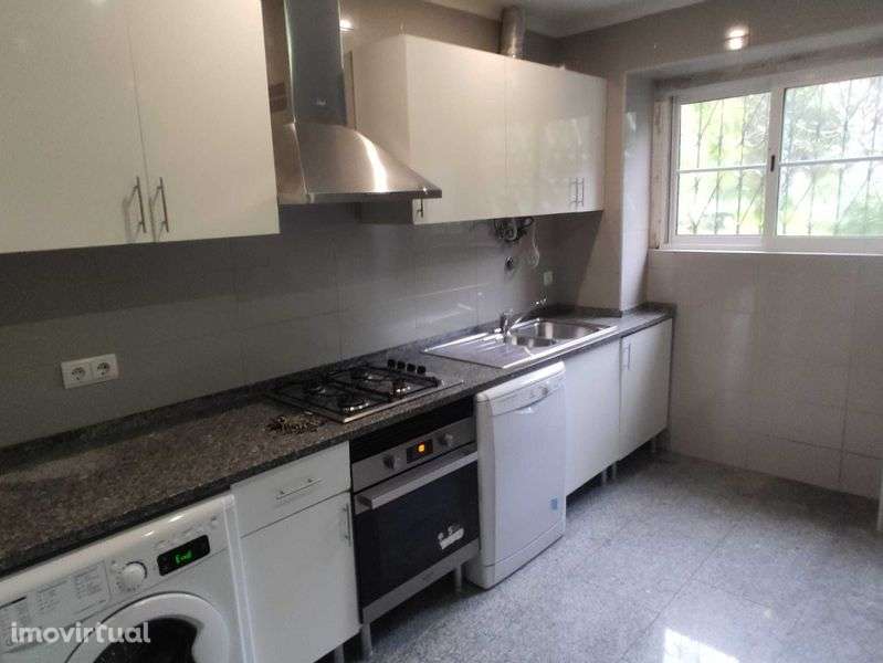 Alvalade T4 bem localizado - Grande imagem: 2/12