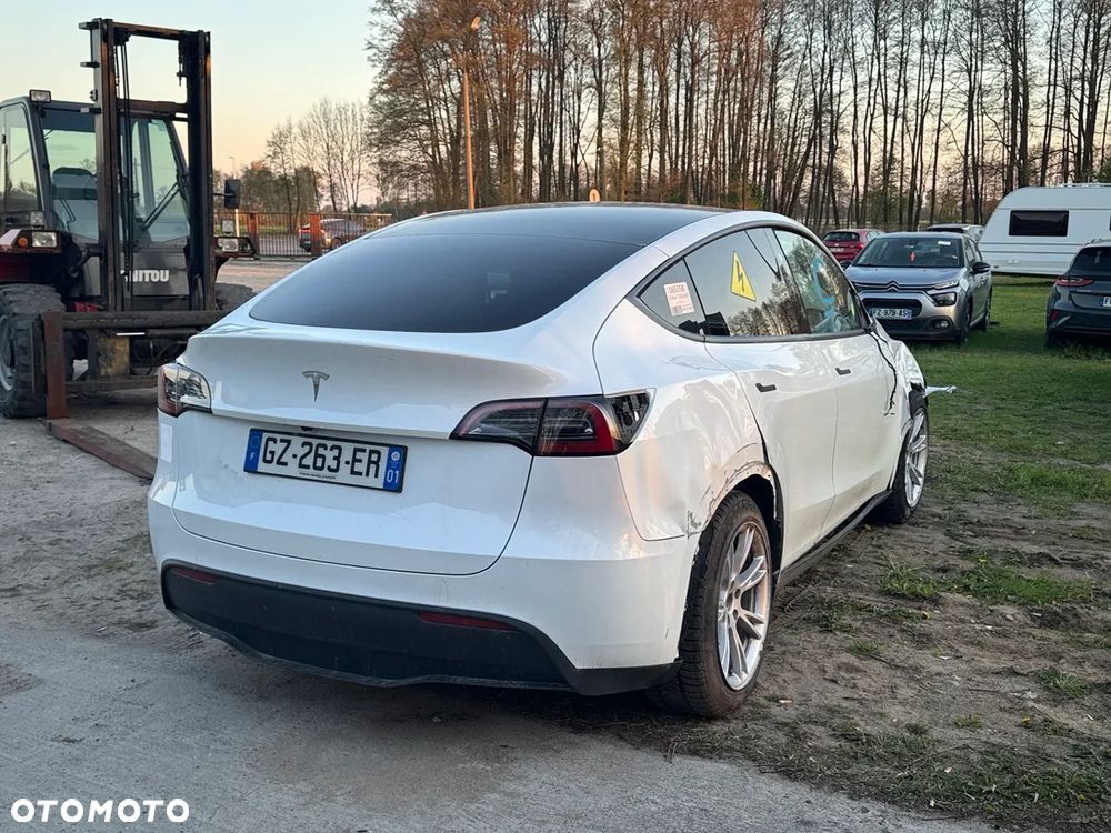 Tesla Model Y - 14