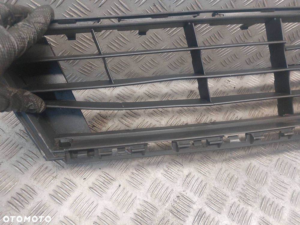 KRATKA ZDERZAKA PRZÓD ŚRODKOWA RENAULT CLIO III LIFT PO019401 - 3