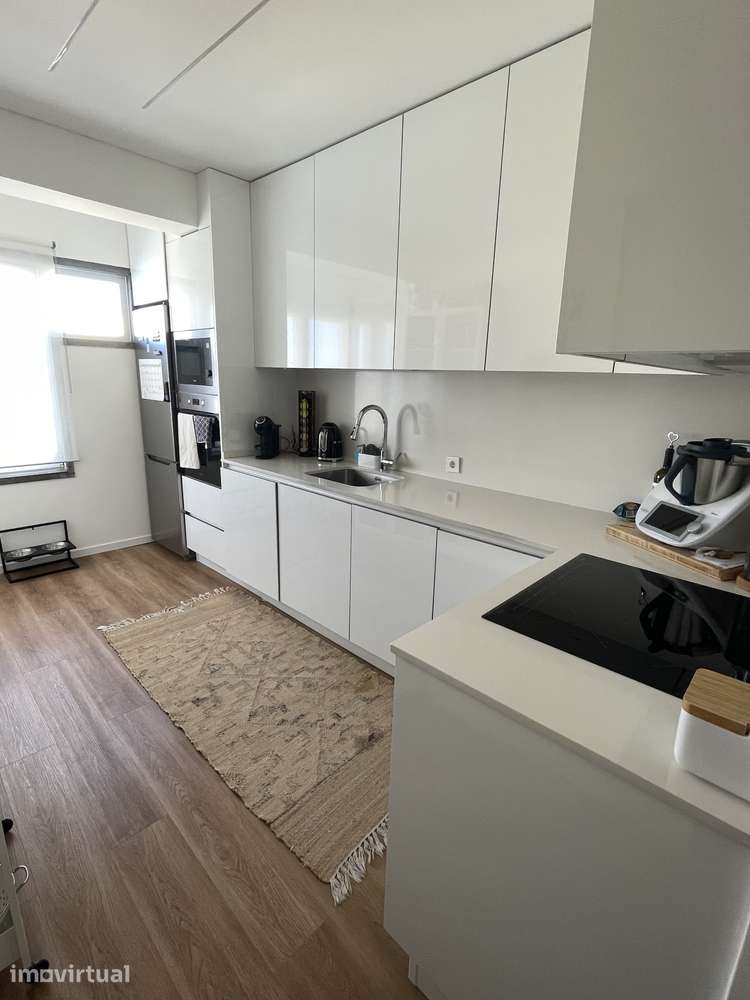 Quarto luminoso, WC privado, piscina e estacionamento – perto da praia - Grande imagem: 4/7