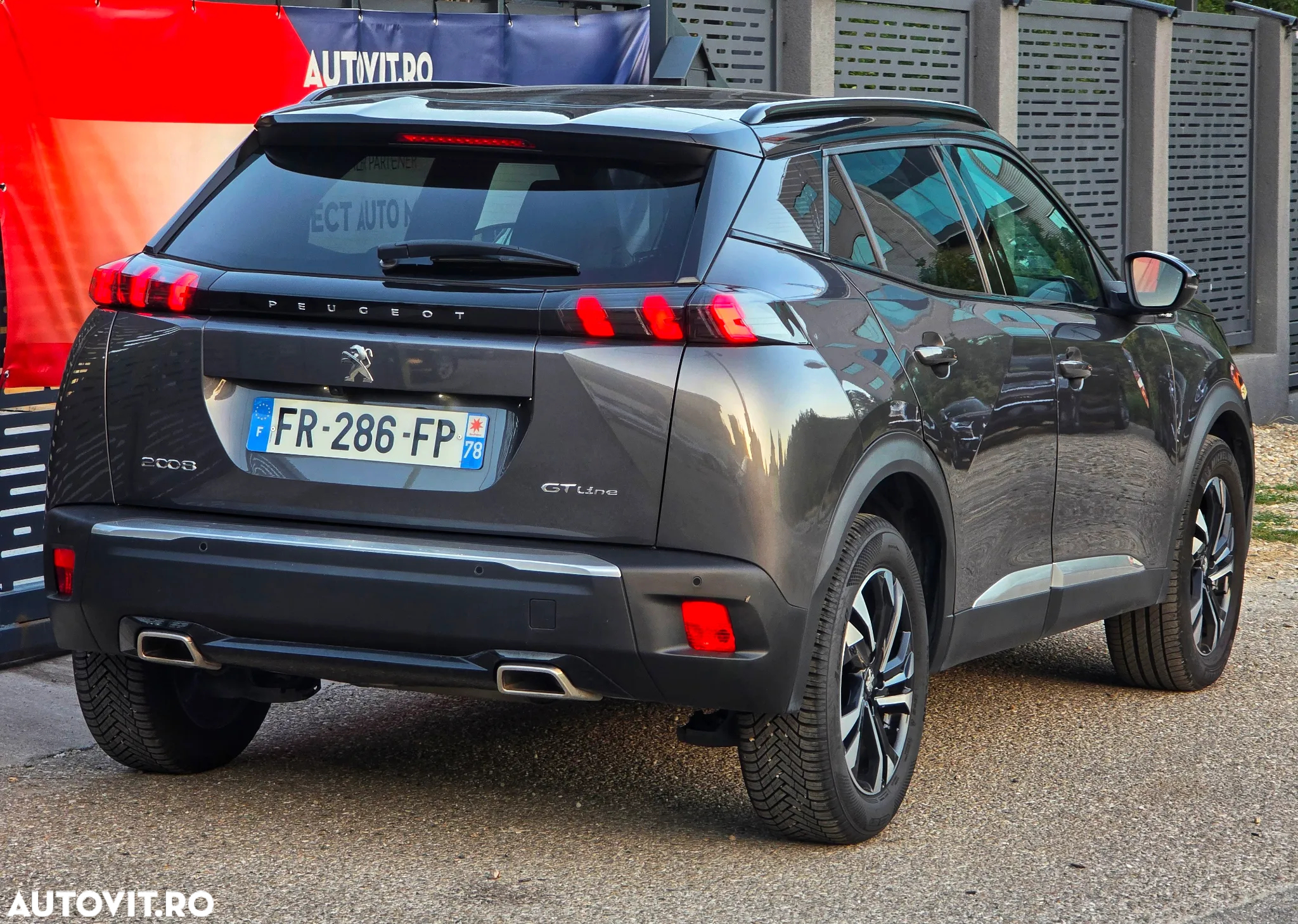 Peugeot 2008 PureTech 130 EAT8 GT - 4