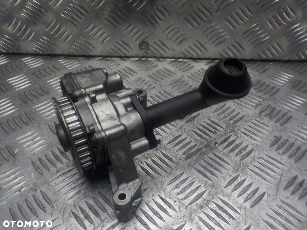 VW PASSAT 1.6TDI POMPA OLEJU 03L115105C