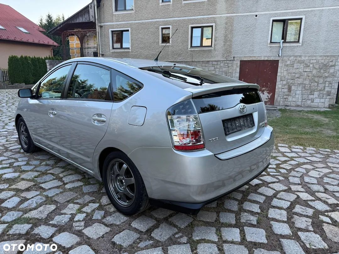 Toyota Prius (Hybrid) - 4