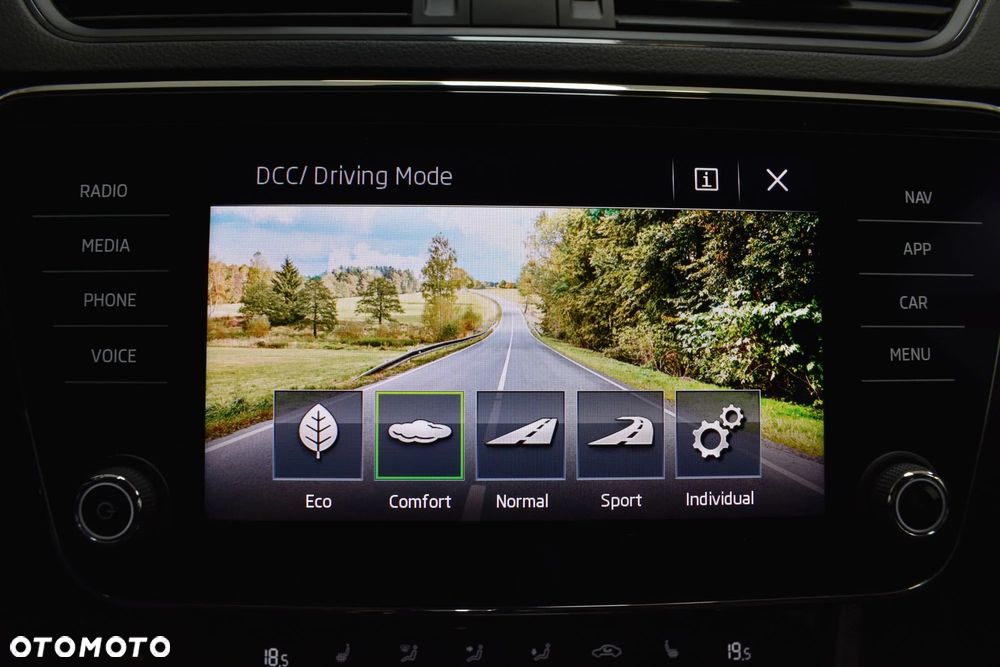 Skoda Superb 2.0 TDI Sportline DSG - 30