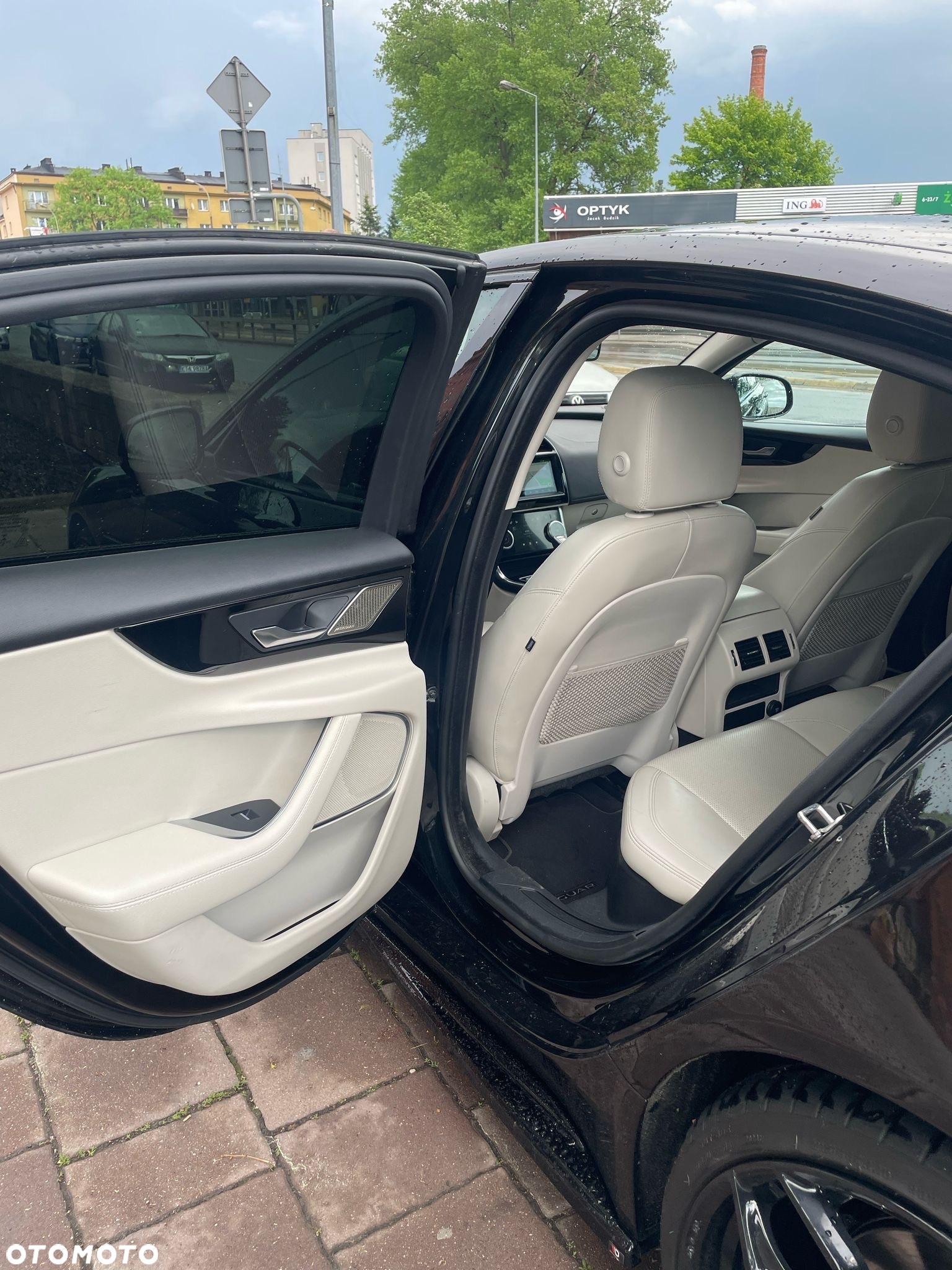 Jaguar XE 2.0 D180 HSE - 19