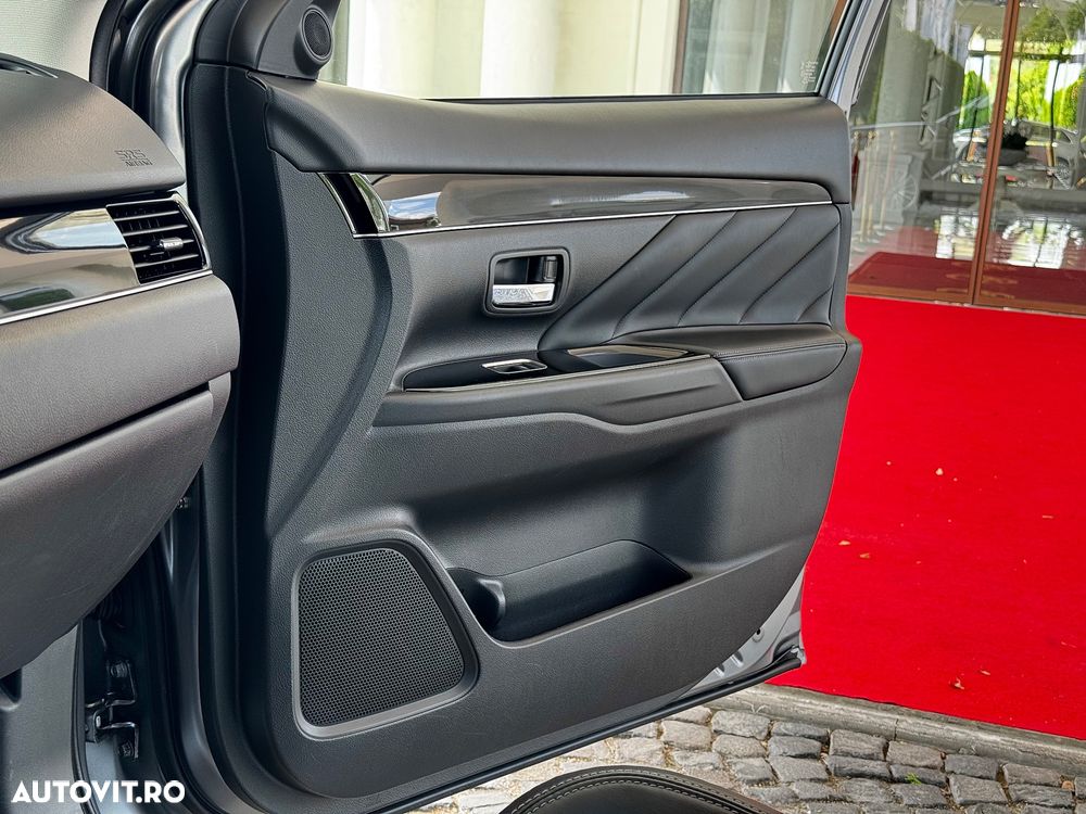 Mitsubishi Outlander 2.4 4WD Plug-In Hybrid Top - 11