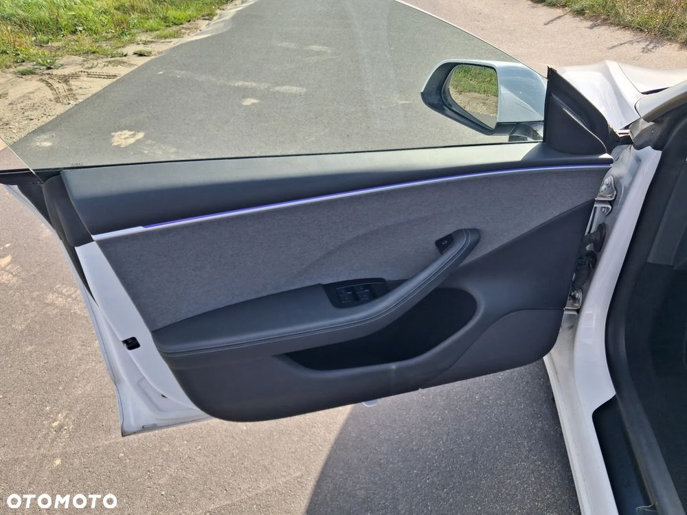 Tesla Model 3 - 24