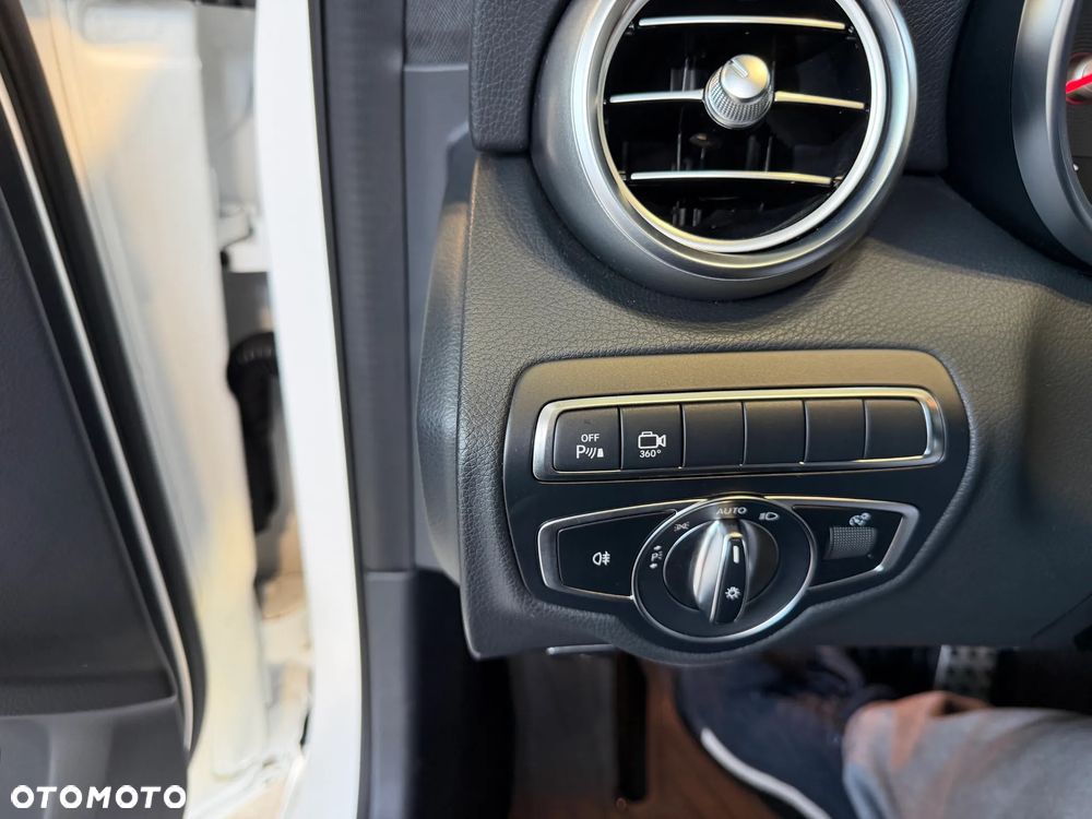 Mercedes-Benz Klasa C 200 4-Matic 9G-TRONIC - 27