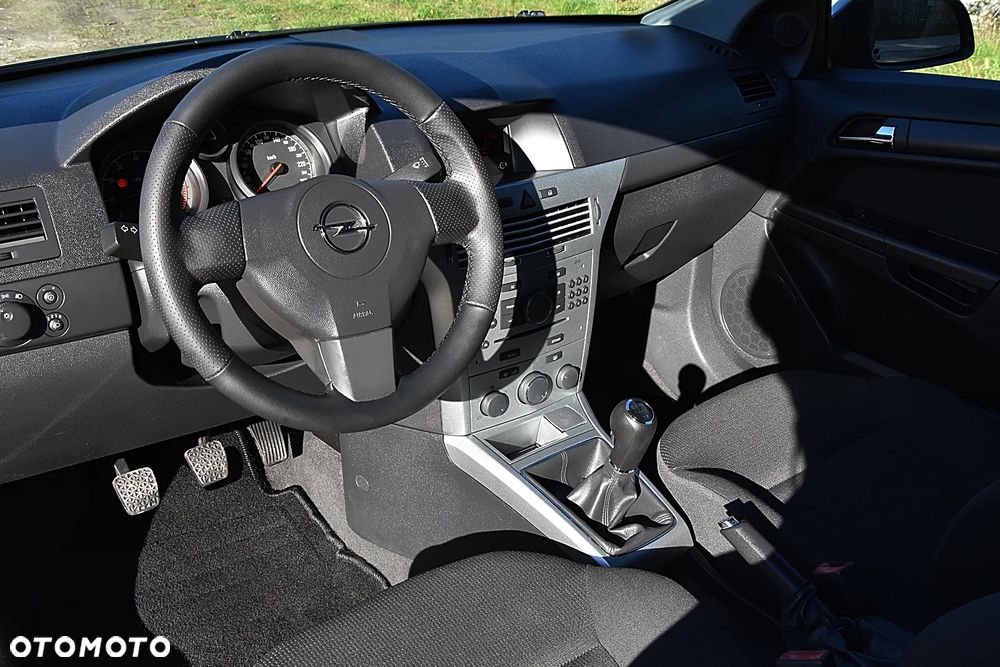 Opel Astra III GTC 1.4 Enjoy - 23