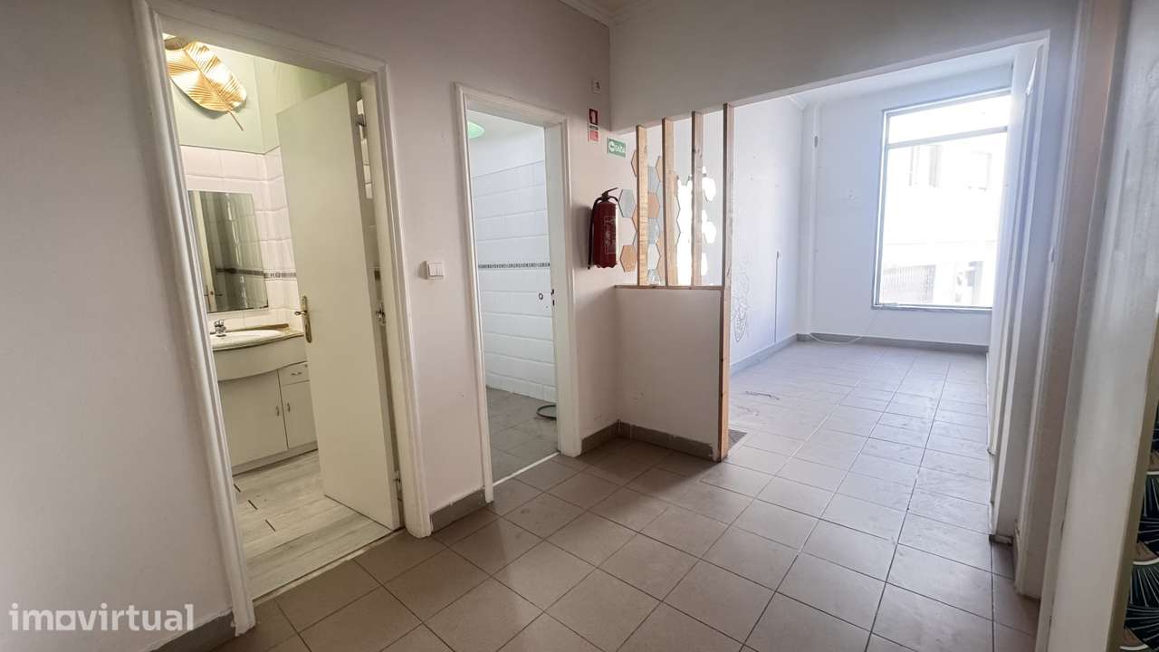 Loja com 60 m²  | Santa Marta do Pinhal, Corroios - Grande imagem: 4/12