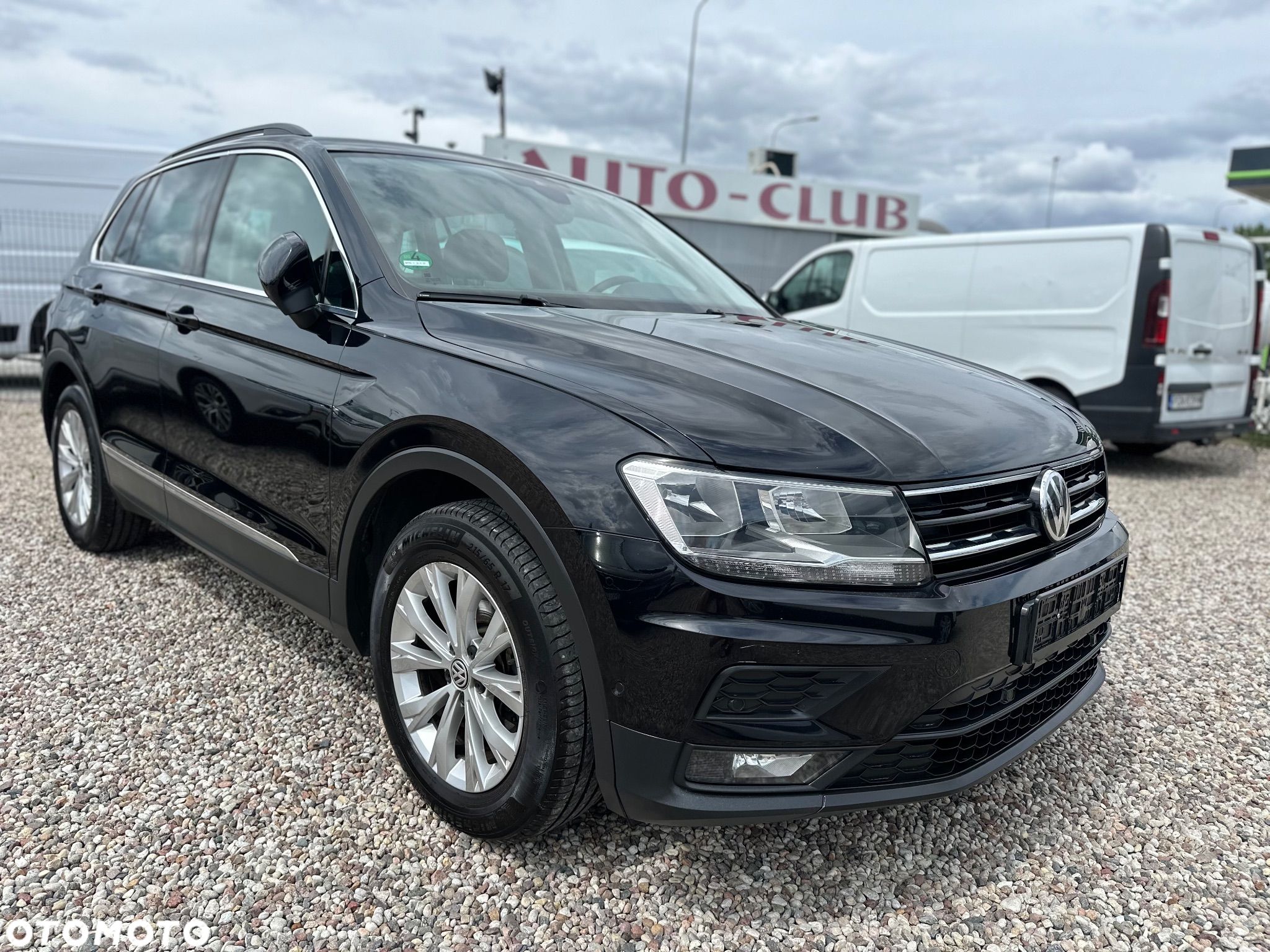 Volkswagen Tiguan - 1