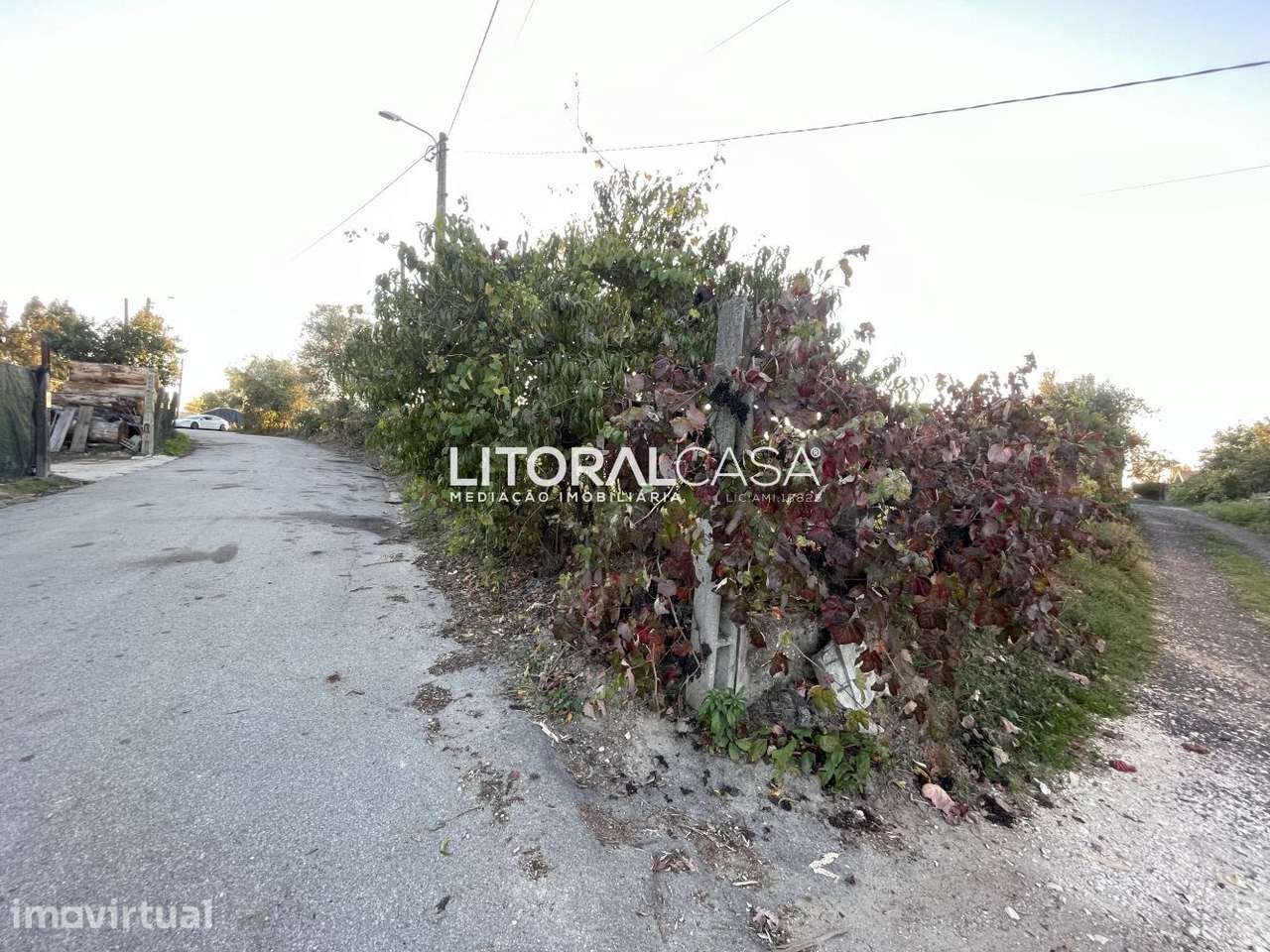 Terreno de gaveto para construção com duas frentes - Grande imagem: 3/8