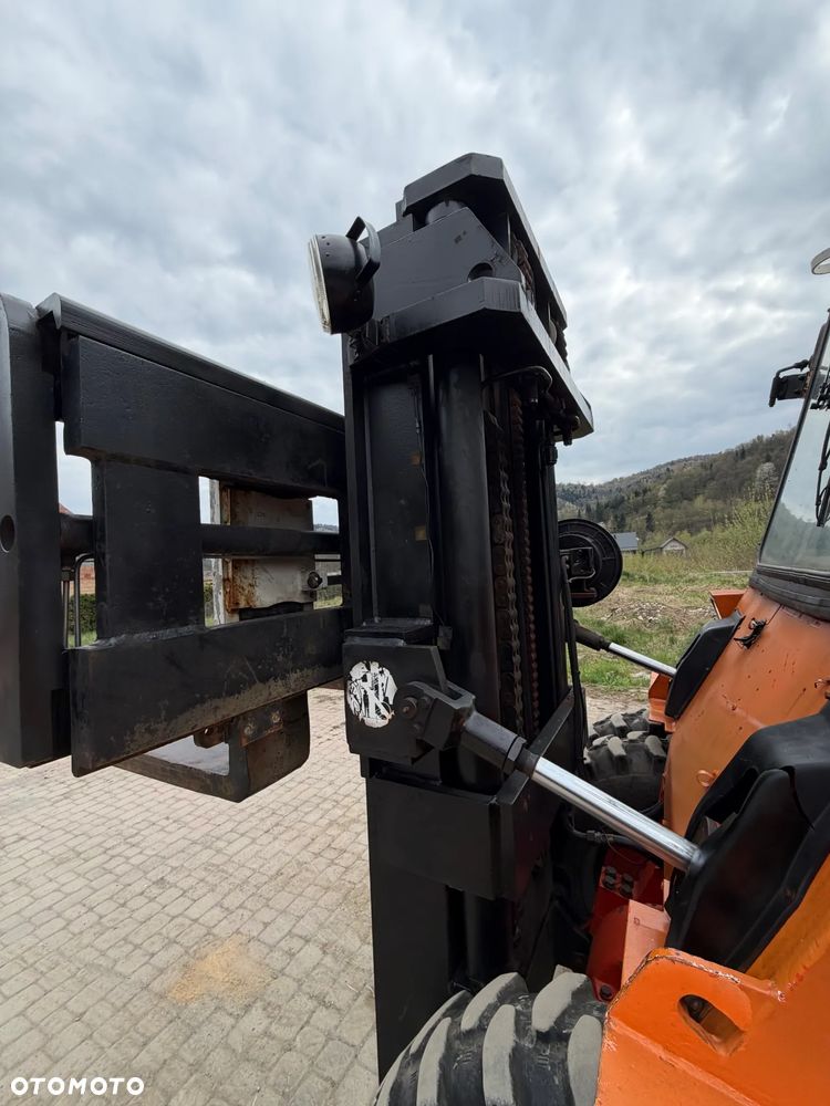 O&K V80 Wózek Widłowy Niemiecki Producent O&K. Silnik DEUTZ 90 km. Udźwig 8 ton. Gabarytowo mała maszyna z Wielkim udźwigiem. Podwójne Koła. Regulacja wideł i Karetki Hydrauliczna. Maszt TRIPLEX. niski przebieg 5790h. Maszyna Pochodzi z Norweskiej Komuny! Nie posiada luzów i wycieków Jazda Hydrostatic. Stan Perfekcyjny! DIESEL. Opony Nowe. Okazja - 5