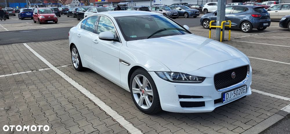 Jaguar XE 2.0 D Prestige - 3