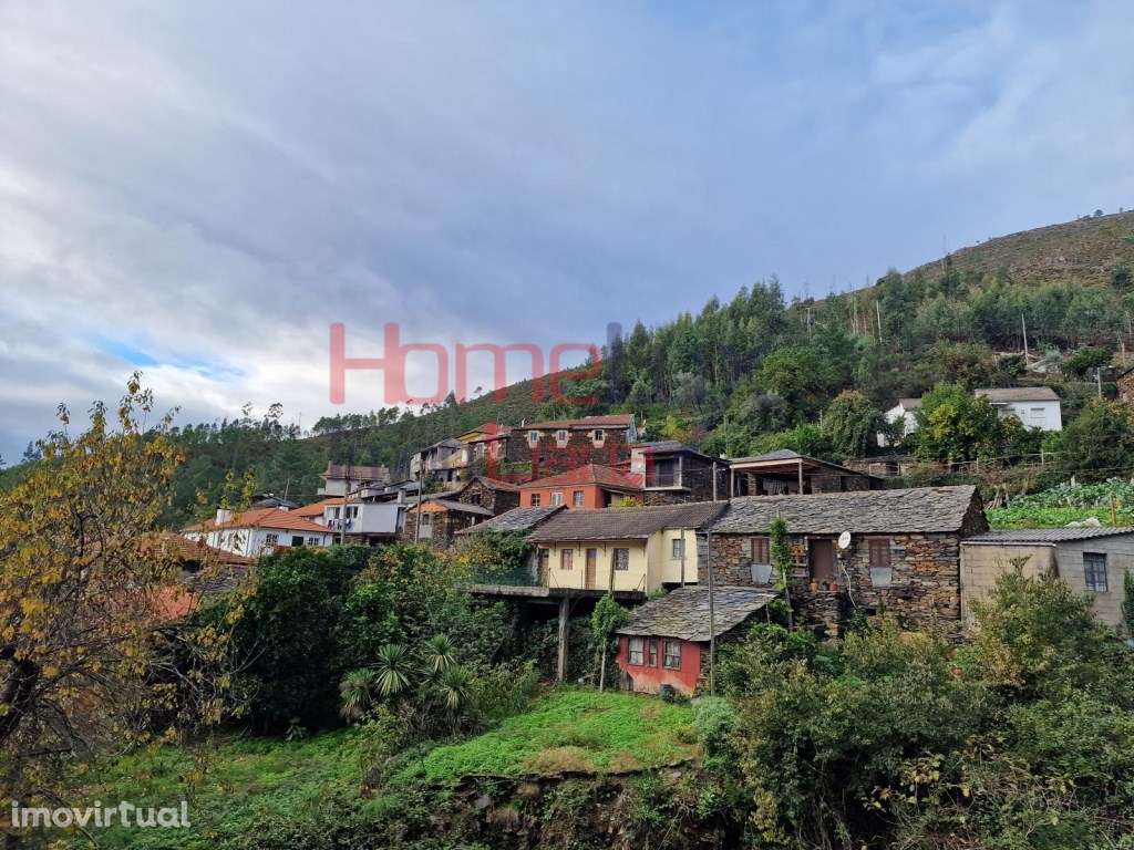 Moradia em xisto para recuperar em Covas do Rio - Grande imagem: 3/26