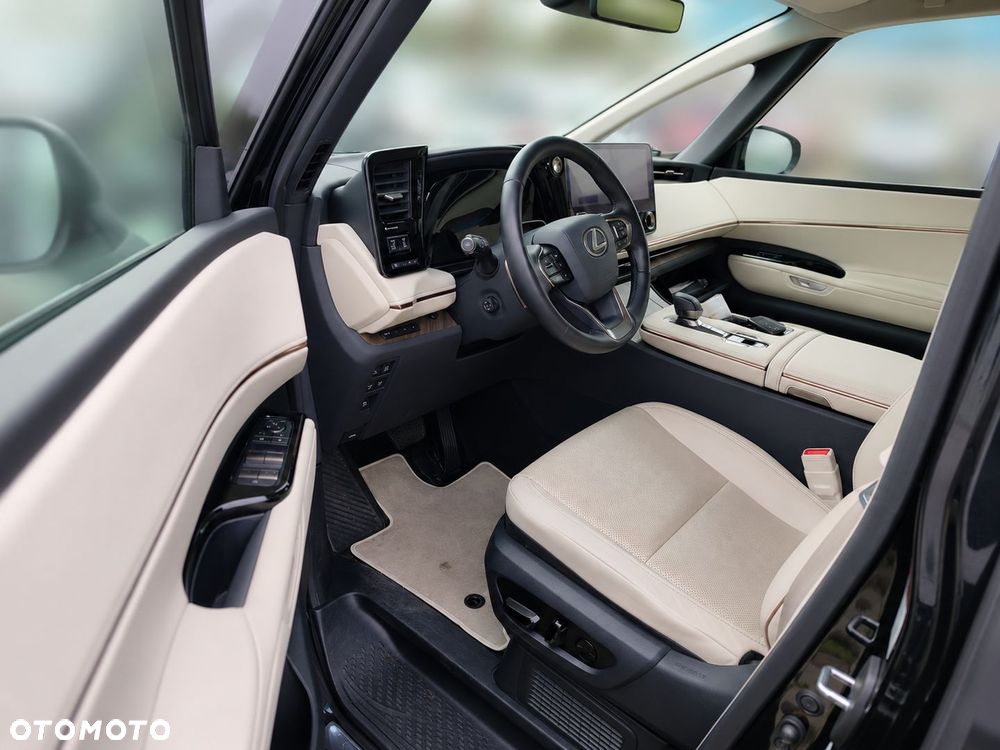 Lexus LM - 8