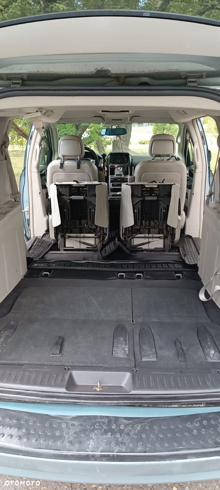 Chrysler Town & Country - 12