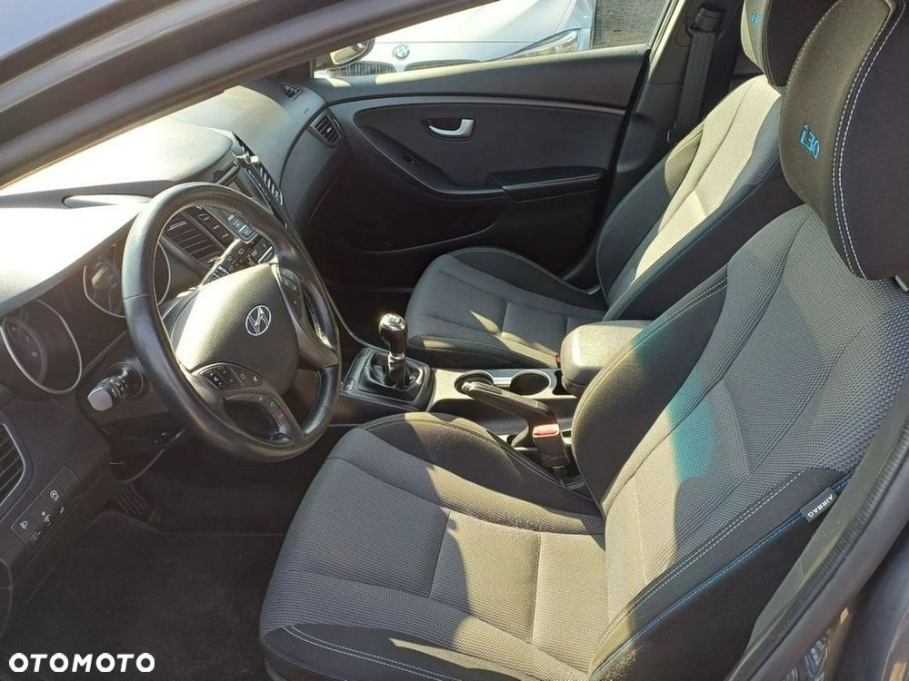 Hyundai i30 blue Kombi 1.6 GDi Passion - 18