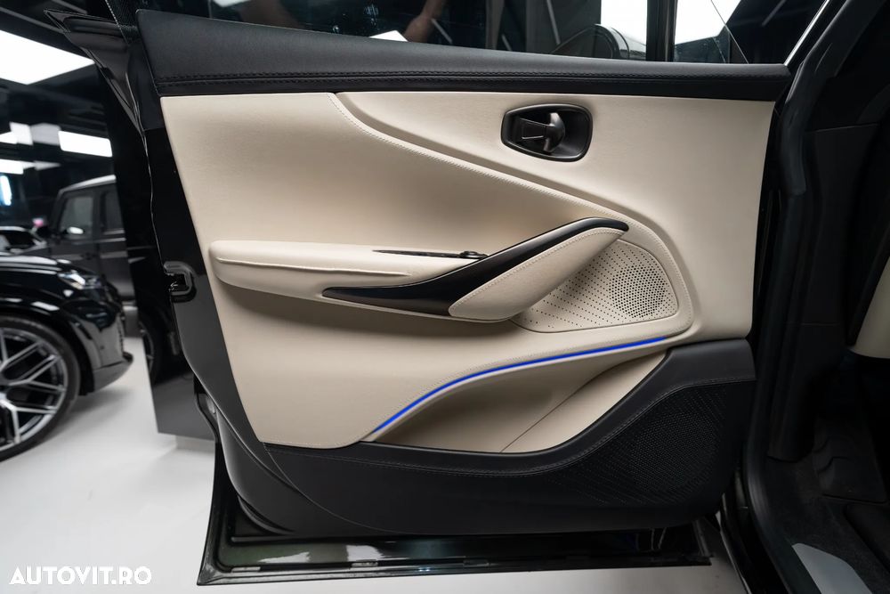 Aston Martin DBX - 10