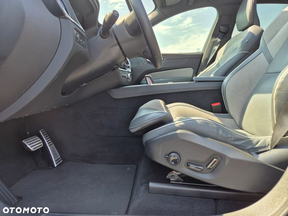 Volvo XC 60 T8 Plug-In Hybrid AWD R-Design - 29