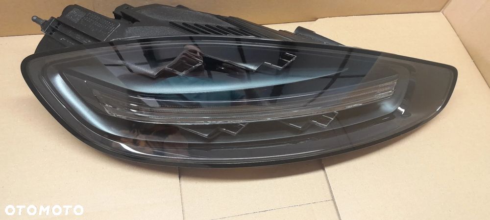 PORSCHE CAYMAN GT4 LAMPA TYŁ LEWA EUROPA IGŁA 9P0945095 - 2