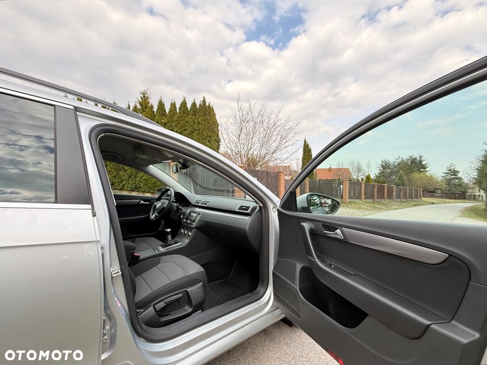 Volkswagen Passat 1.6 TDI DPF BlueMot Highline - 23