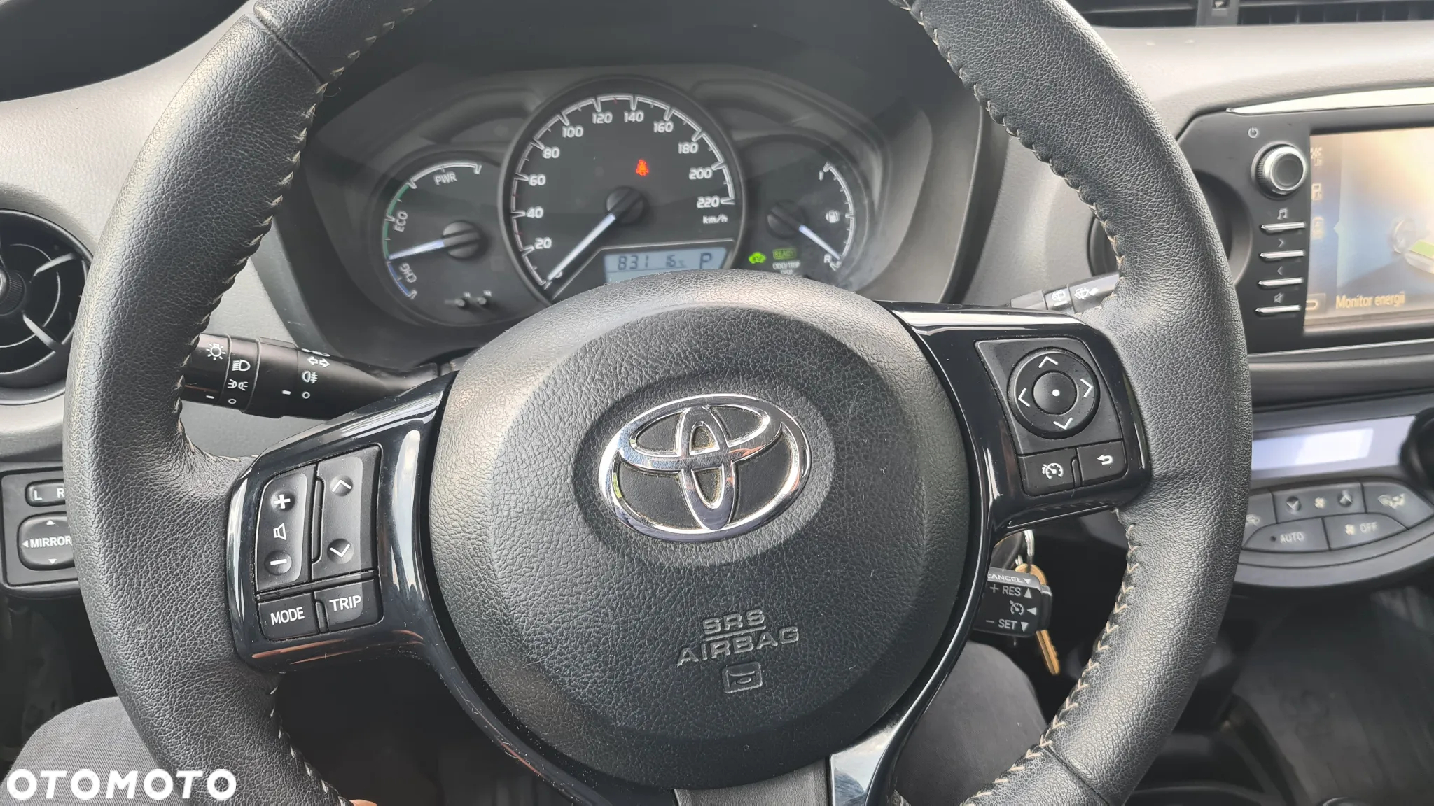 Toyota Yaris Hybrid 100 Dynamic - 8