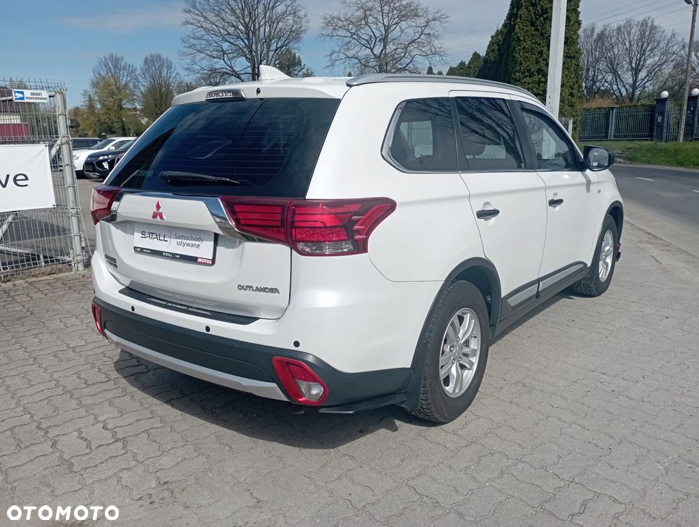 Mitsubishi Outlander 2.0 Invite + 2WD - 18