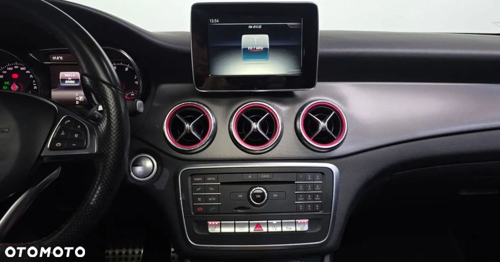 Mercedes-Benz CLA 250 4Matic 7G-DCT AMG Line - 10