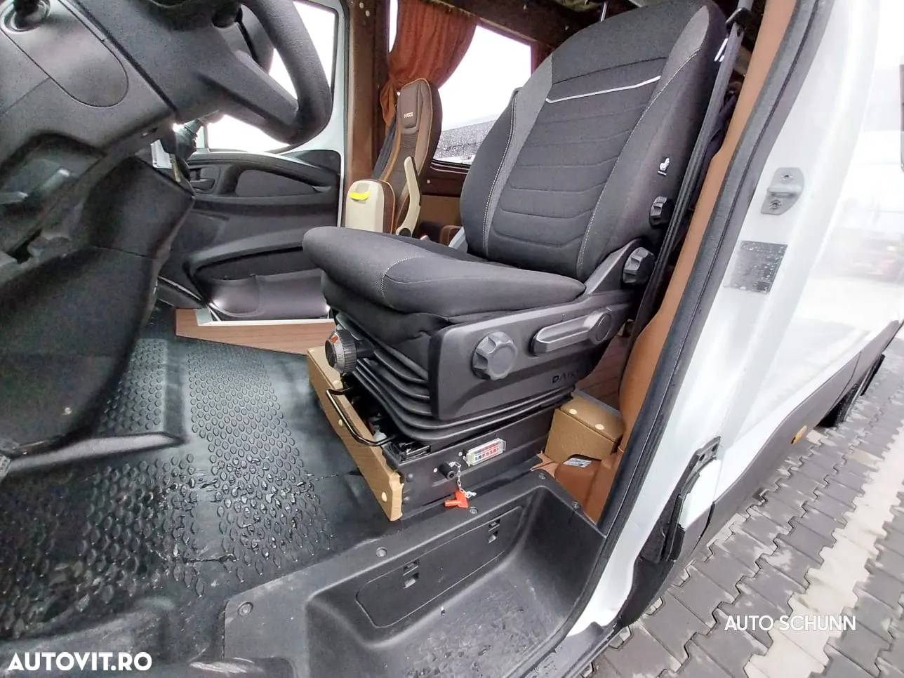 Iveco Bus - 22+1+1 locuri - 13