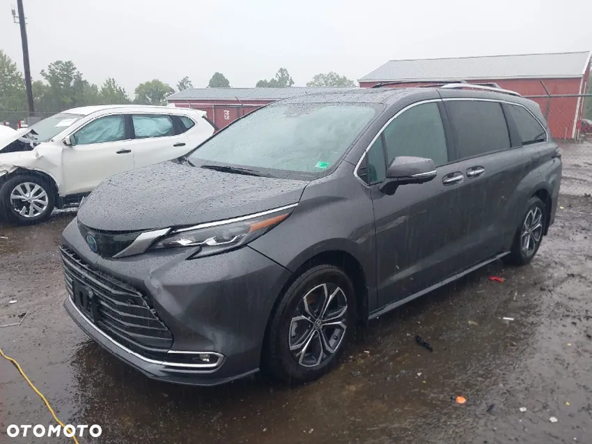 Toyota Sienna - 2