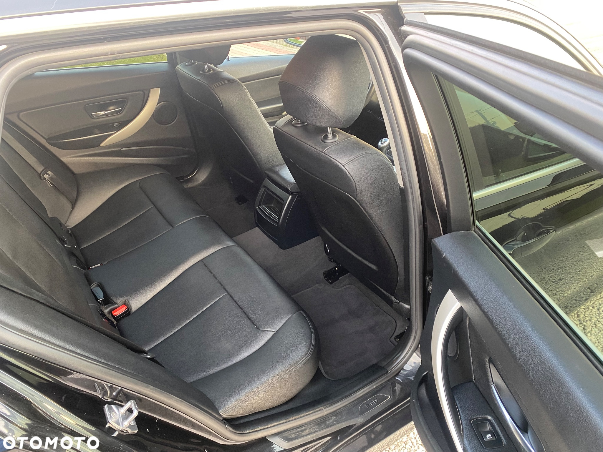 BMW Seria 3 318d Touring - 10