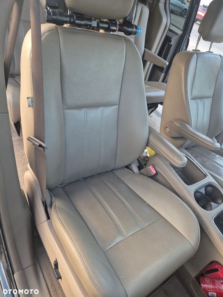 Chrysler Town & Country - 12