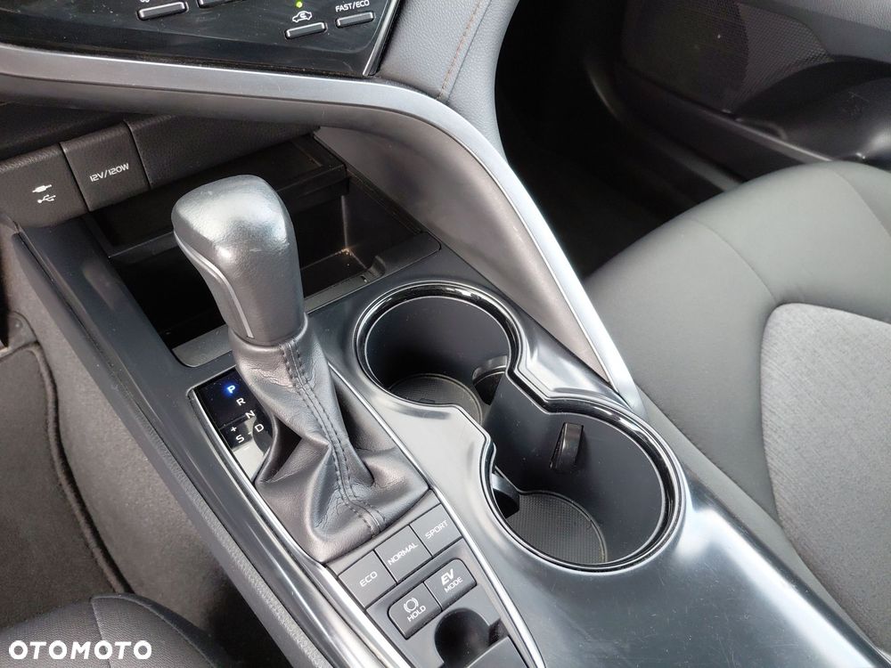 Toyota Camry 2.5 Hybrid Prestige CVT - 24