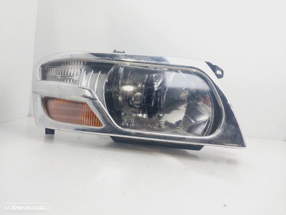 FAROL DIREITO MITSUBISHI MONTERO - 1