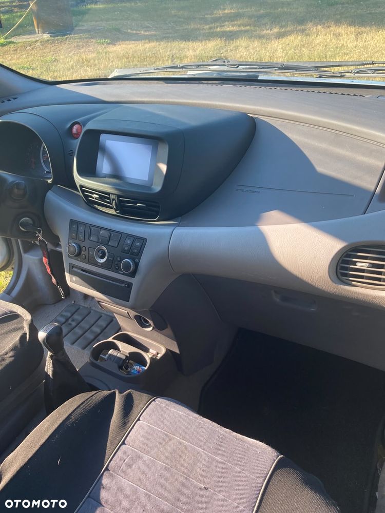 Nissan Almera - 22