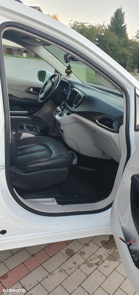 Chrysler Pacifica - 30