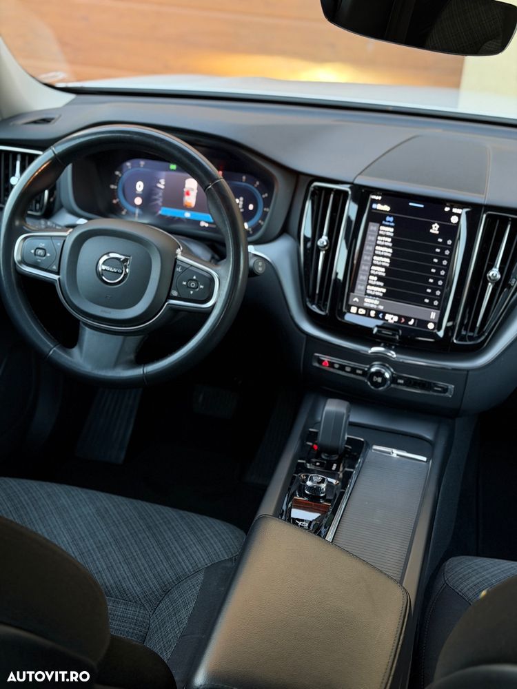 Volvo XC 60 B4 MHEV AWD Momentum Pro - 29