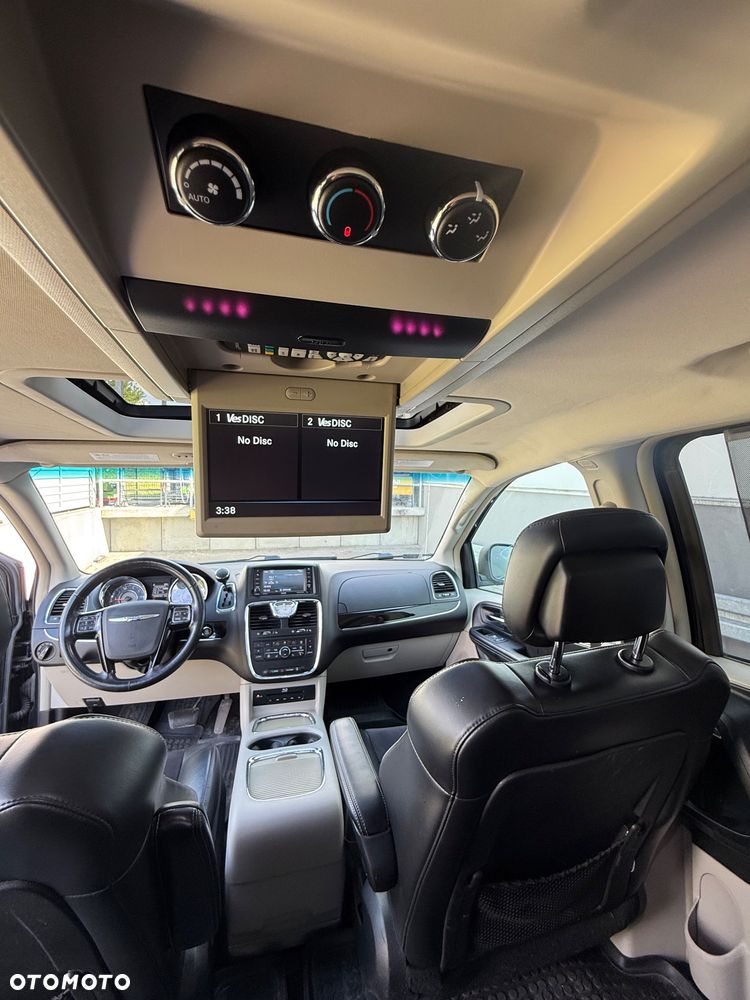Chrysler Town & Country 3.6 Limited - 8
