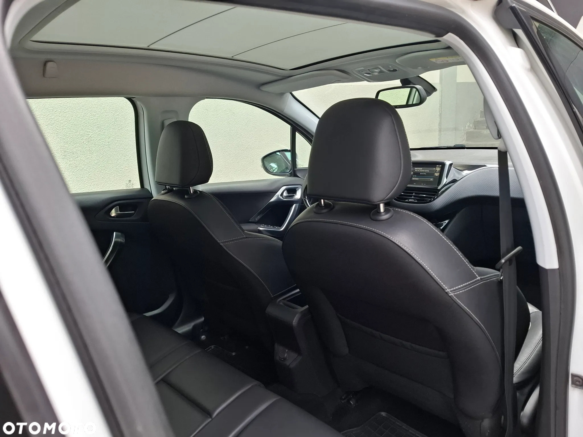Peugeot 2008 1.2 Pure Tech Allure S&S EAT6 - 34