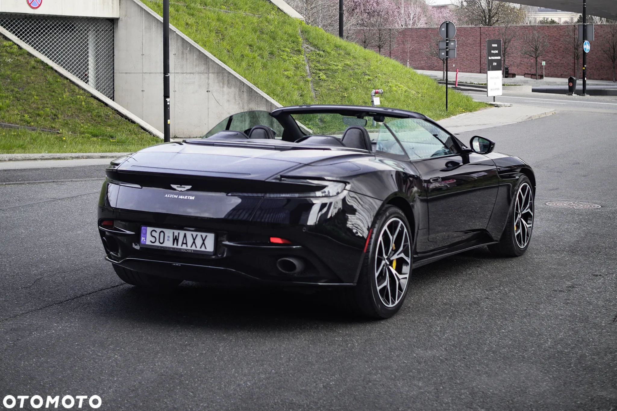 Aston Martin DB11 - 4